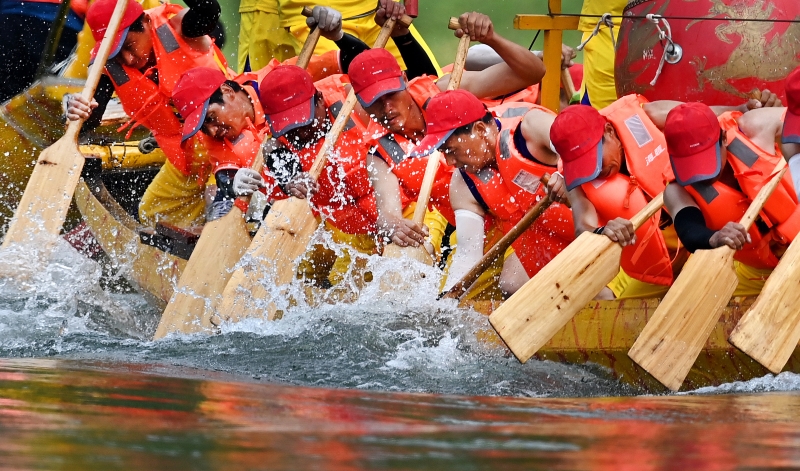 一年一度“安康汉江龙舟节”在陜西省安康市汉江上举行。25支参赛龙舟队在汉江上奋勇争先，喜迎传统节日端午节。