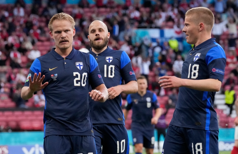 芬兰球员波赫扬帕洛（左一）攻破丹麦龙门后不庆祝，并示意队友冷静。（美联社照片）