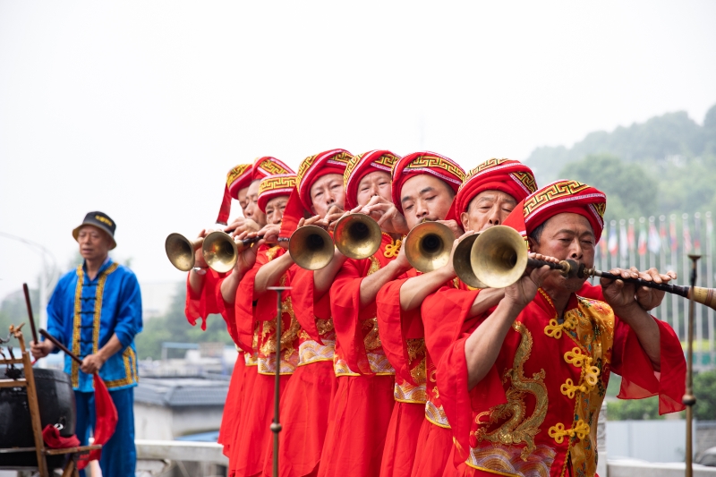 湖北宜昌秭归县的民间艺人表演独具秭归特色的民俗节目《杨林堂鼓》。　