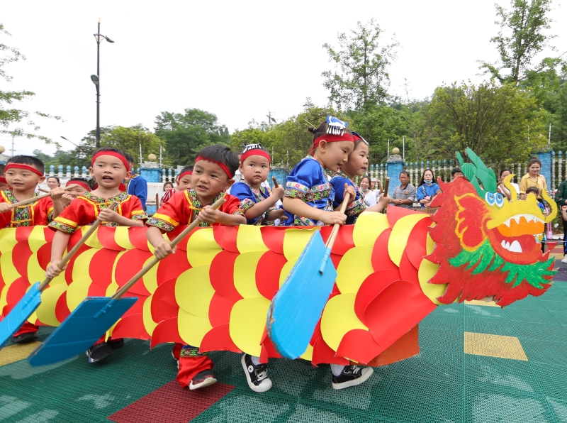 在贵州省铜仁市玉屏侗族自治县皂角坪幼儿园，孩子们在参加“划龙舟”比赛。