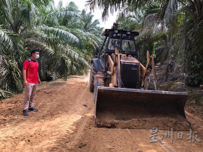 谢樟来巡视维修榕吉乡区道路工程，并呼吁树胶柴承包商应遵守交通规则不超载。