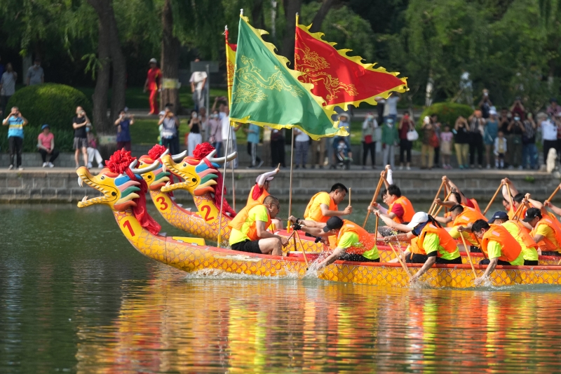 2021龙潭端午文化节在北京龙潭公园举办，通过龙舟比赛、文艺演出、民俗体验、非遗展示等多种形式，再现多彩端午民俗，吸引市民游客前来参观游玩。　
