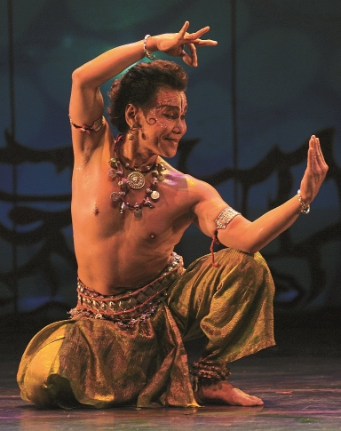 以巫裔身分跳印度传统舞蹈，向来就备受争议，但南利无悔投入舞蹈事业，致力发扬印度古典舞之美。