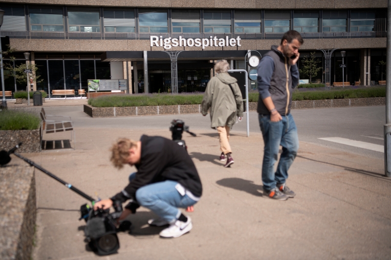 埃里克森被紧急救援后被送至哥本哈根的Rigshopitalet医院接受进一步治疗，各地媒体前来报道。（欧新社照片）