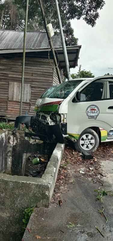 “光头哥”(Abam Botak)免费载运遗体服务团队于周六(12日)遭遇车祸,3人受轻伤。  “光头哥”(Abam Botak)免费载运遗体服务团队于周六(12日)遭遇车祸,3人受轻伤。
