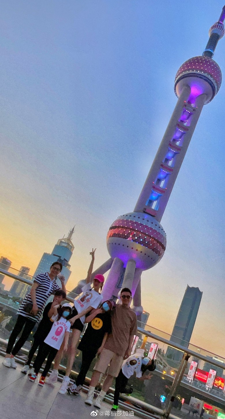 陈浩民与蒋丽莎一家六口在上海玩。