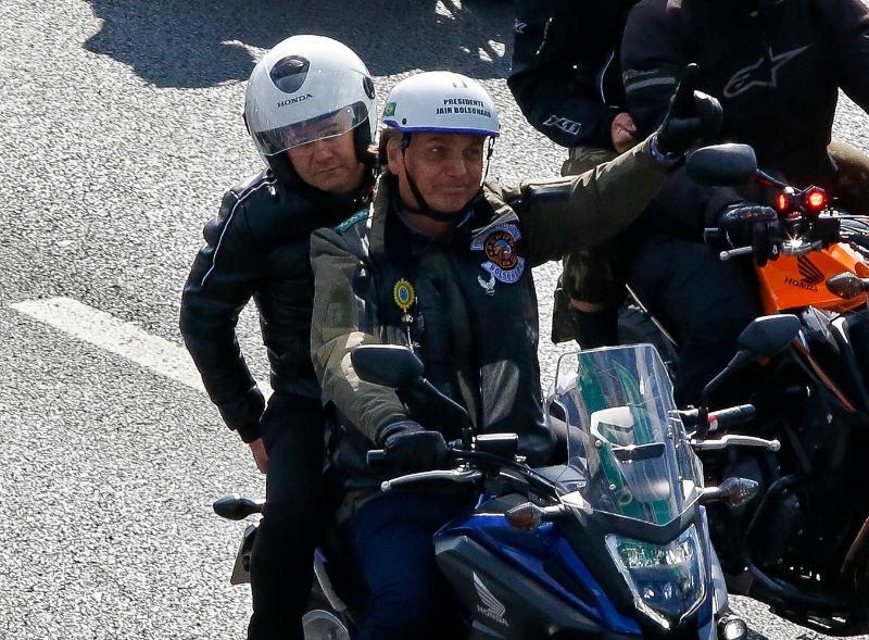 巴西总统博索纳罗骑摩托车引领著队伍，他并未佩戴口罩。（图:法新社）