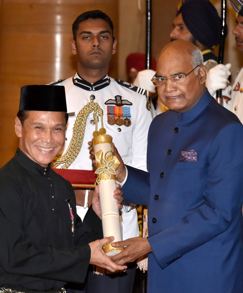 总统科温德（右）在新德里举办的2018年帕德玛奖颁奖典礼中，颁发奖项给南利，表彰他在古典印度舞蹈上的贡献。