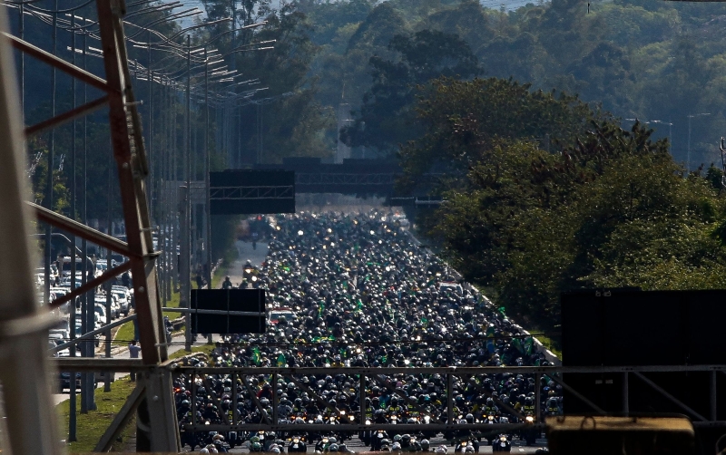 摩托车队浩浩荡荡地在圣保罗市驰骋。（图:法新社）