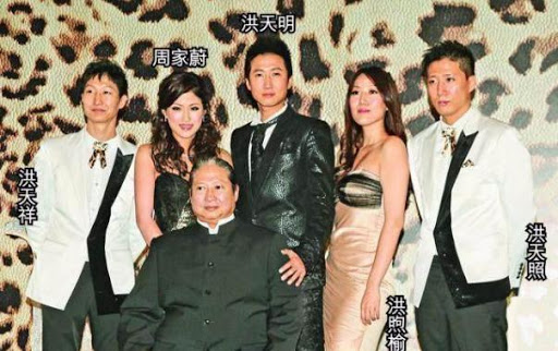 洪金宝和韩国前妻育有3子1女，长子洪天明娶了2006年香港小姐亚军周家蔚，育有两个儿子。