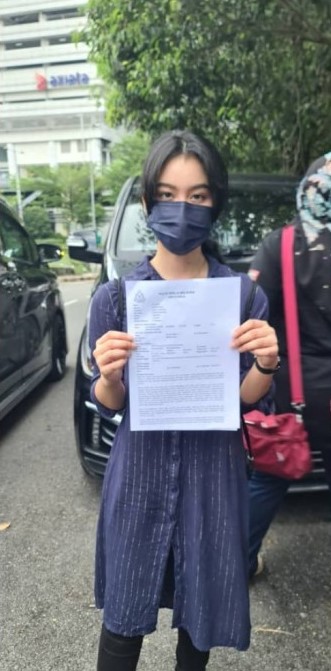 法拉周一就校方因她未接种疫苗，禁止她参加考试一事，前往警局报案。（照片截取自Malaysia Gazette）

