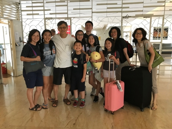 吴卓瑾（右二）几乎每年都会带着孩子回来马来西亚探访家人。