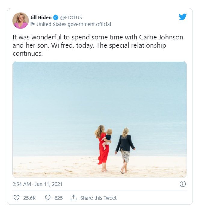 美国第一夫人吉尔 6月10日发布一张照片已引起网民注意。约翰逊夫人凯利与她同游海滩，凯莉怀抱中小儿子，成为媒体记者镜头追逐的对象。（互联网照片）