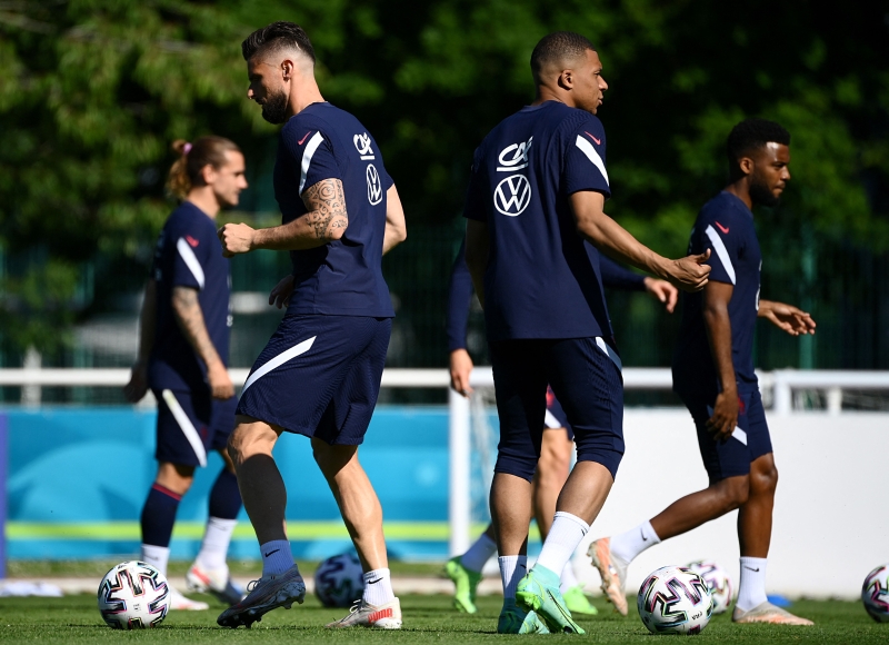 法国即将于欧洲杯硬憾德国，队内锋线的吉鲁（左2起）与姆巴佩却因传球问题出现争执。图为吉鲁和姆巴佩背对背训练。（法新社照片）
