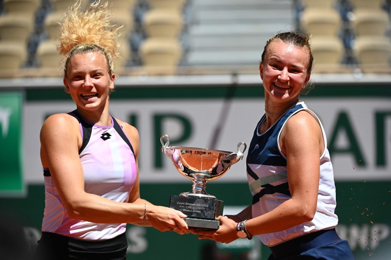 刚刚拿到大满贯单打首冠的捷克姑娘克雷吉茨科娃（右）在法网成就双冠王，她和同胞西尼雅科娃第2度捧起法网女双冠军奖杯。（法新社照片）