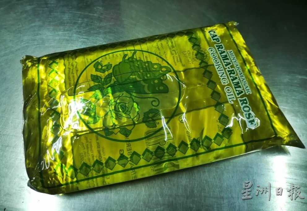 获得政府津贴的1公斤袋装食油因价格便宜而成为抢手货。
