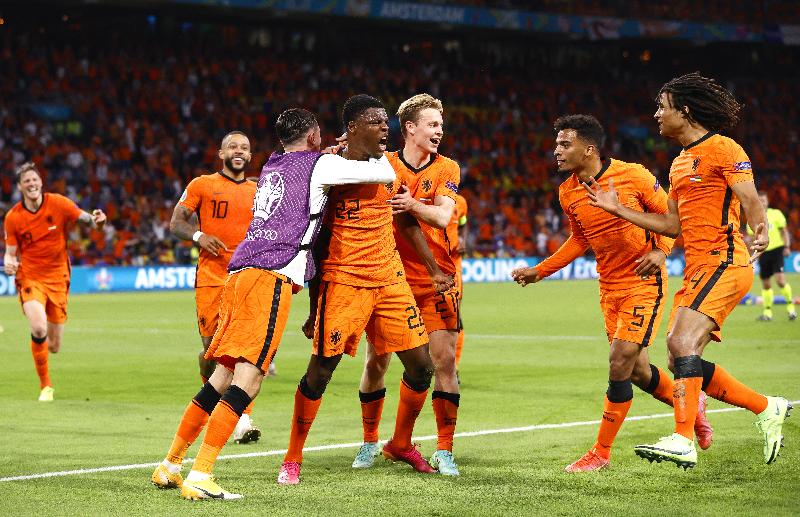 邓弗里斯（中）攻入致胜球，协助荷兰队险胜乌克兰。（图：欧新社）