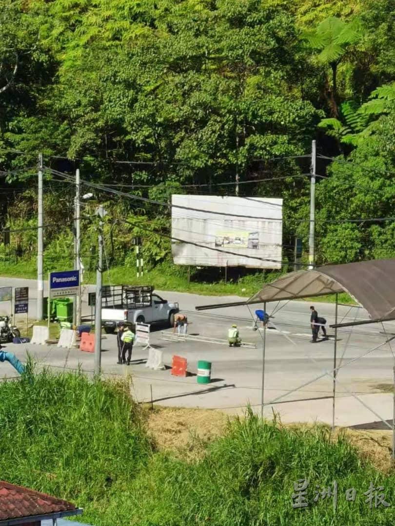 其中一个EMCO区的百合花园路口已设路障,有军警人员站岗。