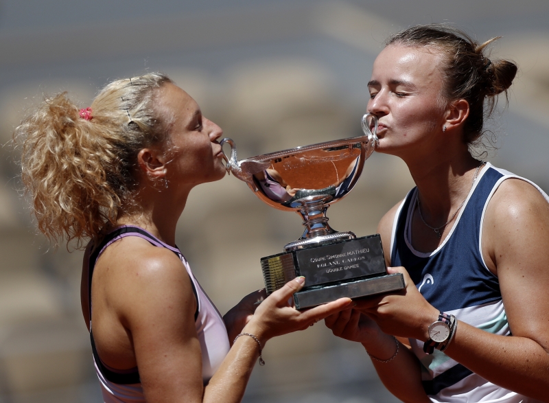 刚刚拿到大满贯单打首冠的捷克姑娘克雷吉茨科娃（右）在法网成就双冠王，她和同胞西尼雅科娃第2度捧起法网女双冠军奖杯。（欧新社照片）