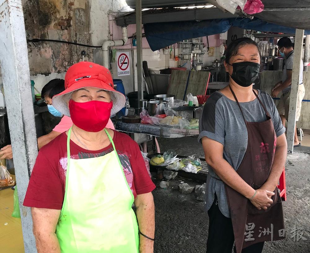 吴丽珍（右）呼吁政府准许业者早上6时许开档做生意，旁为其母亲陈兰娇。