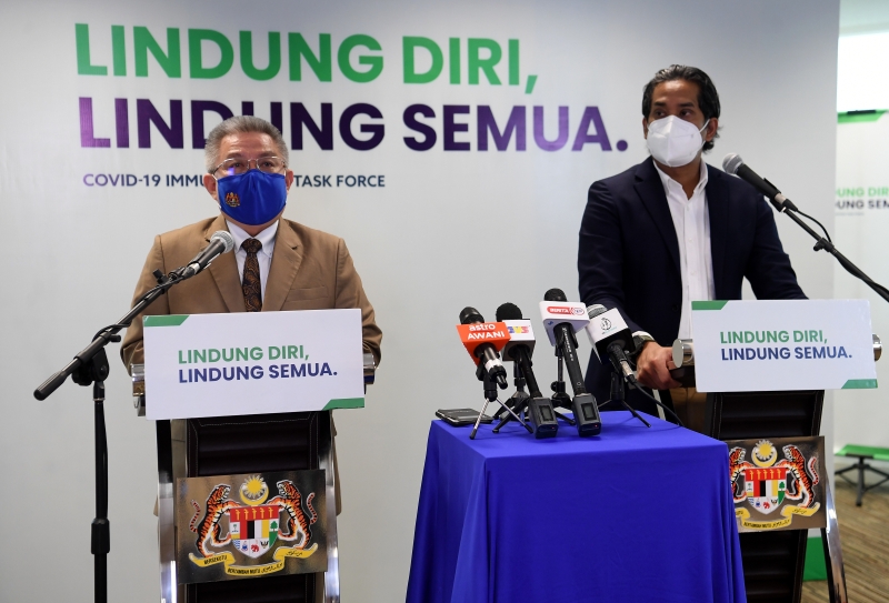 阿汉峇峇（左起）和凯里在新闻发布会上，汇报国家疫苗接种计划的最新进展。