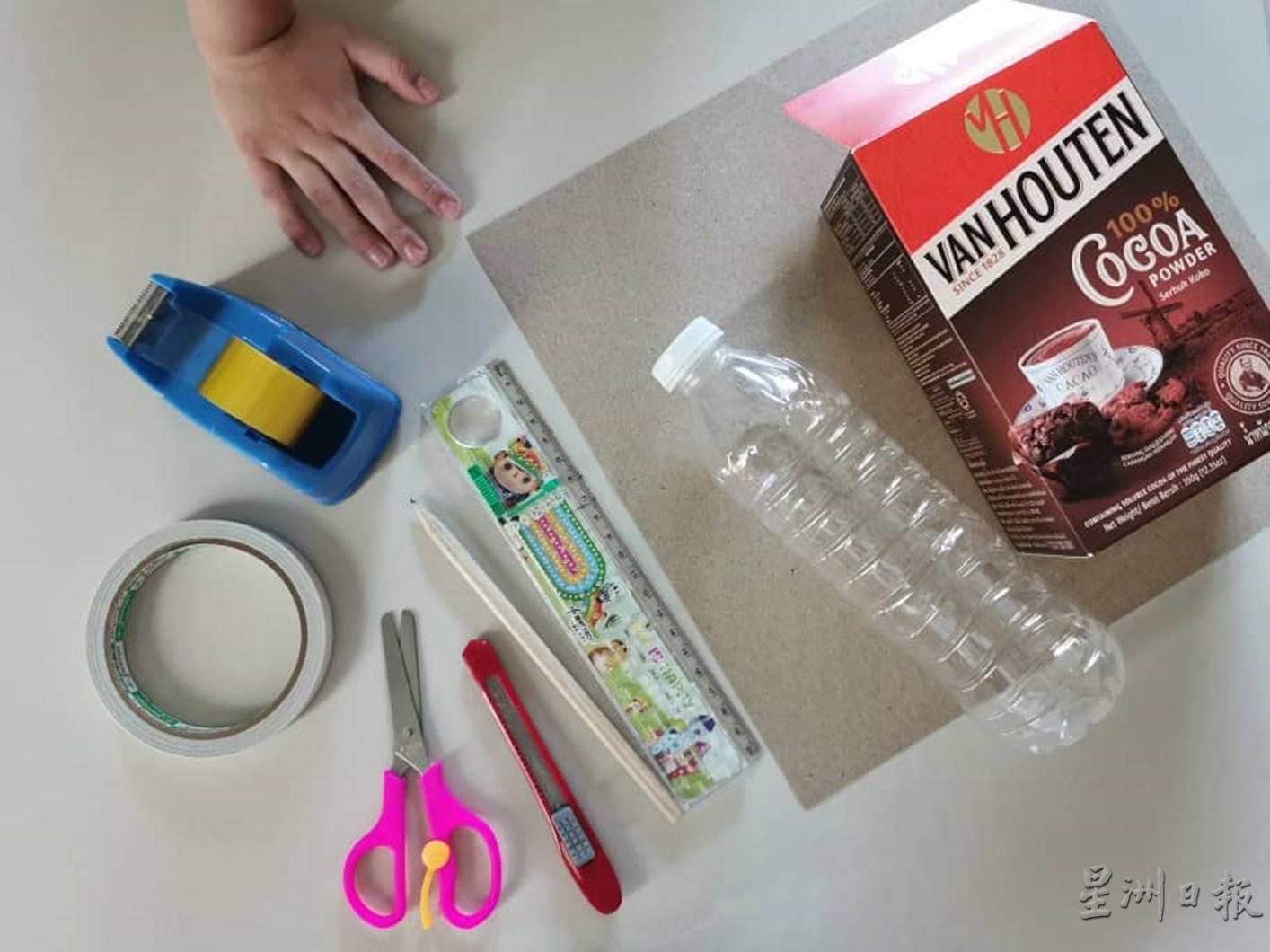 学生们采用再循环物品制作交通工具。
学生们采用再循环物品制作交通工具。