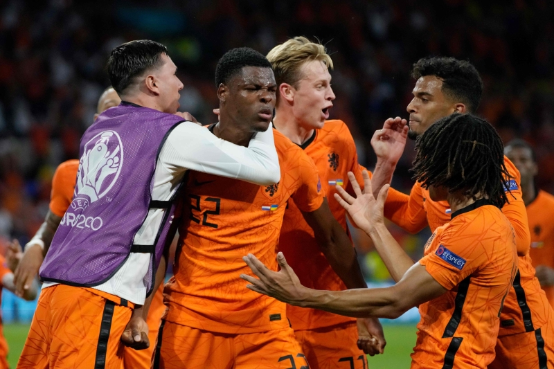 邓弗里斯（中）在第85分钟绝杀，助荷兰以3比2险胜乌克兰，图为他在进球后与队友兴奋庆祝。（法新社照片）
