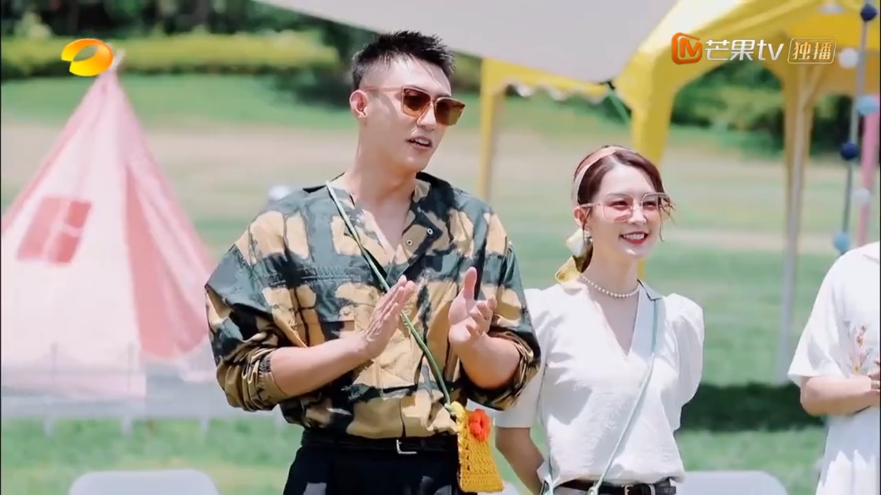李沁和黄景瑜一起上综艺节目《快乐大本营》宣传。