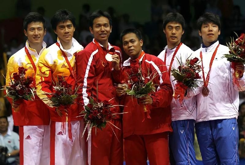 蔡赟（左起）与傅海峰相继缅怀他们曾经最强的对手之一马奇斯（左四）。图为2008年北京奥运会颁奖台上他们欢笑的一刻，却只成回忆。（蔡赟微信照片）