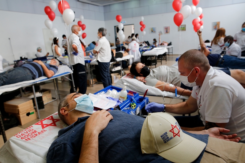 世界献血者日，以色列的志愿者踊跃参与捐血活动。（图：新华社）