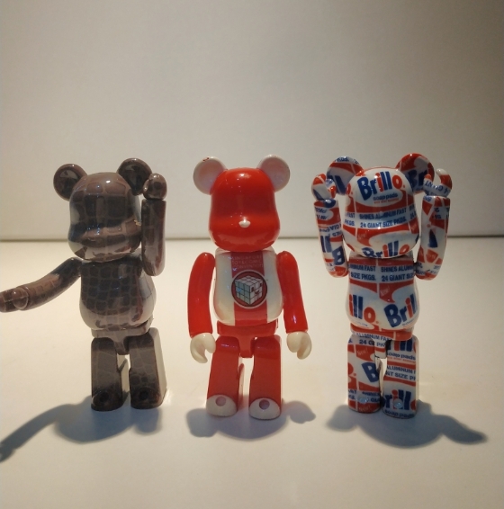 3只100%的积木熊都是赠品，左起为新加坡STGCC 玩具展伴手礼，右为随400%的Andy Warhol Brillo附赠。