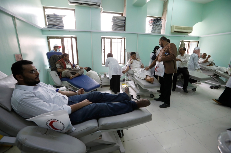 也门萨那的人民，也在世界捐血日到捐血中心捐血。（图：新华社）