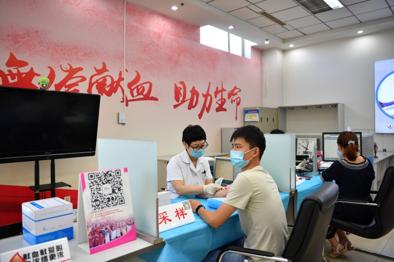 世界捐血者日，天津市血液中心迎来不少捐血者参加无偿献血。（图：新华社）
