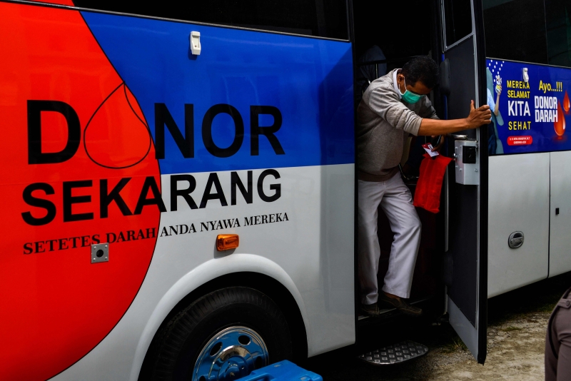 印尼红十字会提供流动捐血巴士，以便民众前来捐血。（图：法新社）