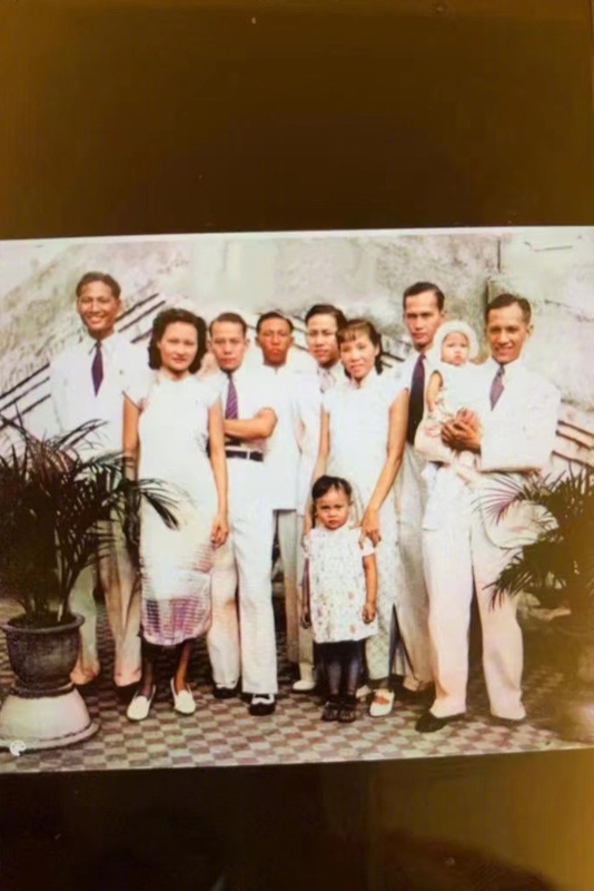 陈伟霆晒出妈妈分享给他的外公和外婆的旧照片。