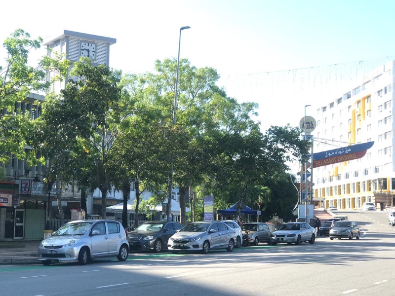 一些市民双重停车在汉都亚礼堂外，阻碍交通。