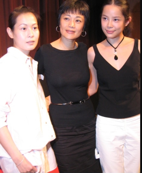 杨淇曾参与恩师张艾嘉的电影《20 30 40》，她凭该片获提名女配角，旁为师姐刘若英。

