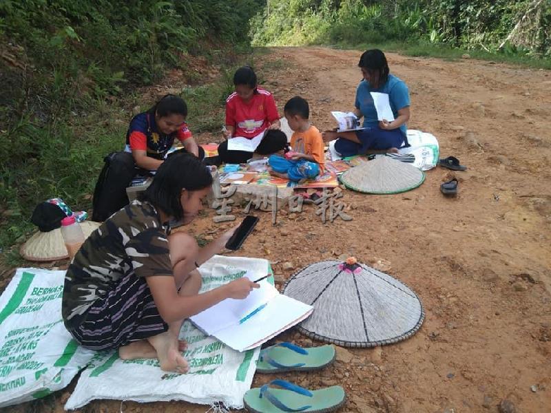 恩塔贡的内陆学生上网课情况。（照片由莱恩沙必提供）
