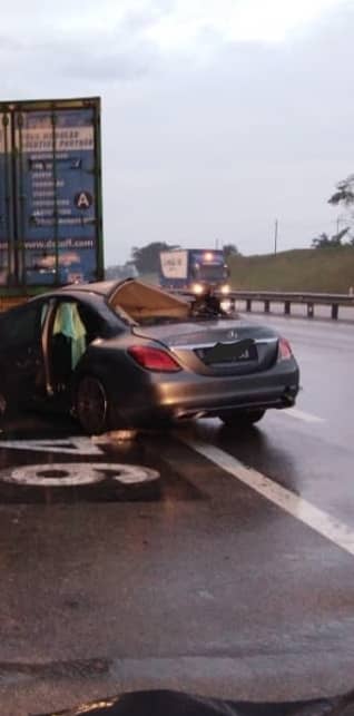 轿车从后撞上停放在紧急车道的罗里尾部，酿成一死一伤悲剧。