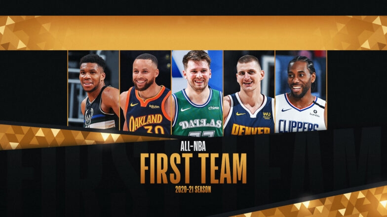 里奥纳德（右起）、约科奇、东契奇、柯里与安特托孔波被评选为本赛季NBA的第一阵容。（NBA官网照片）