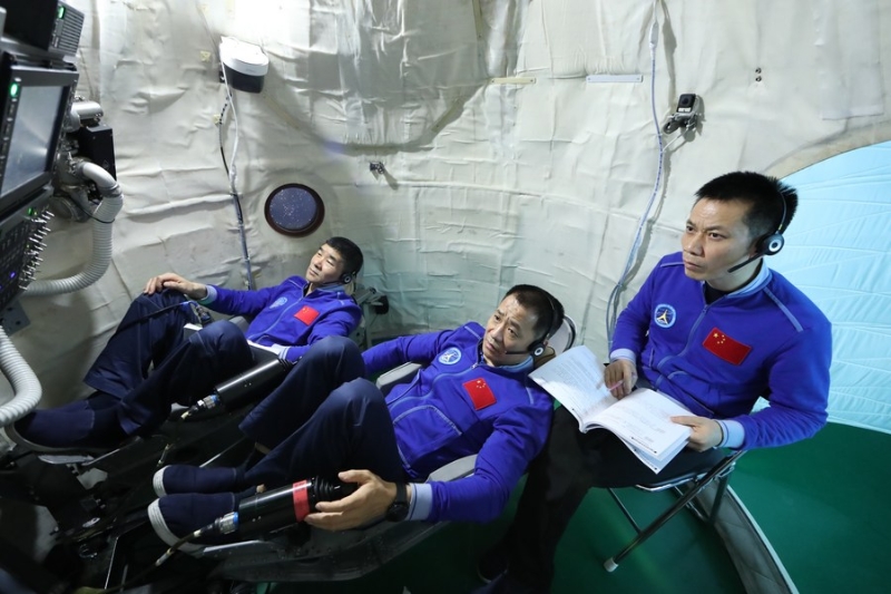 三名宇航员是聂海胜、刘伯明和汤洪波在飞船里展开研究行动。（图 ：新华社）
