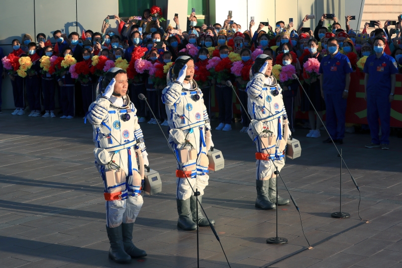 6月17日，神舟十二号航天员出征仪式在酒泉卫星发射中心举行。这是航天员聂海胜（中）、刘伯明（右）和汤洪波在出征仪式上敬礼。（图 ：新华社）