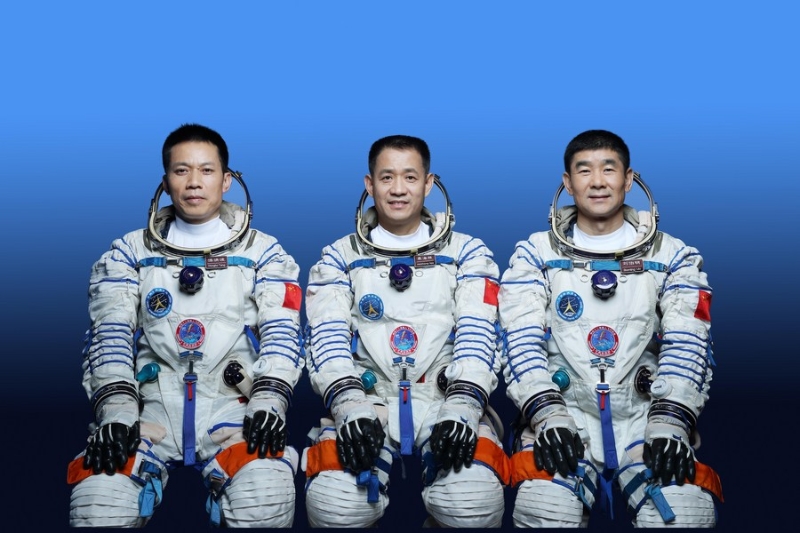 三名宇航员是分别是聂海胜、刘伯明和汤洪波。预计他们将在太空驻留3个月。（图 ：新华社）
