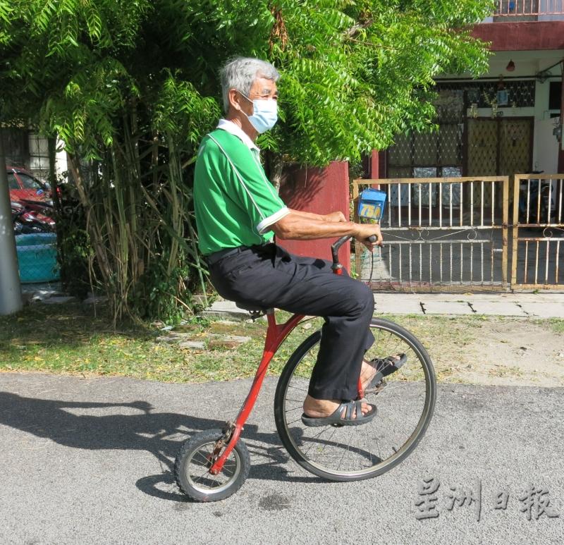 骑大小轮子脚踏车是符祥福平时运动的方式。