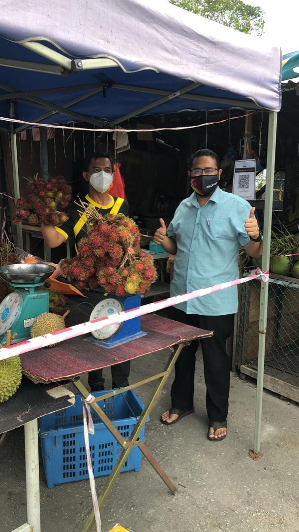 莫哈末法克鲁拉兹也会“光顾”一些路边水果档，再以合适的价格购买水果，以转赠给所需的人民。