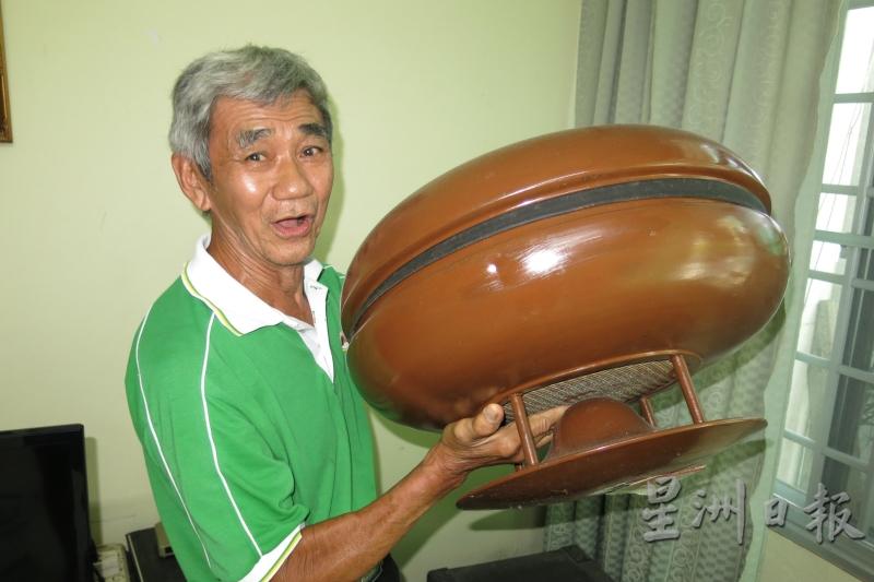 符祥福手中的是他收藏的古董防回音扬声器。
