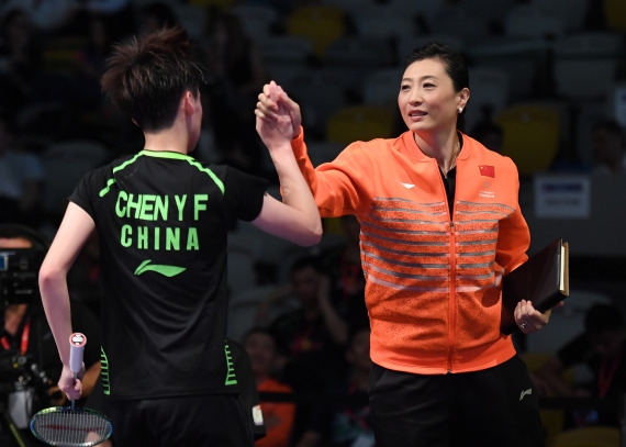 张宁（右）看好前爱将陈雨菲能在东京奥运会夺得女单冠军。（新华社照片）