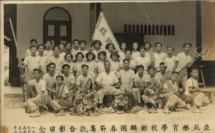 黄立华的父亲黄玉明带领的亚庇乐育学校麒麟团。 