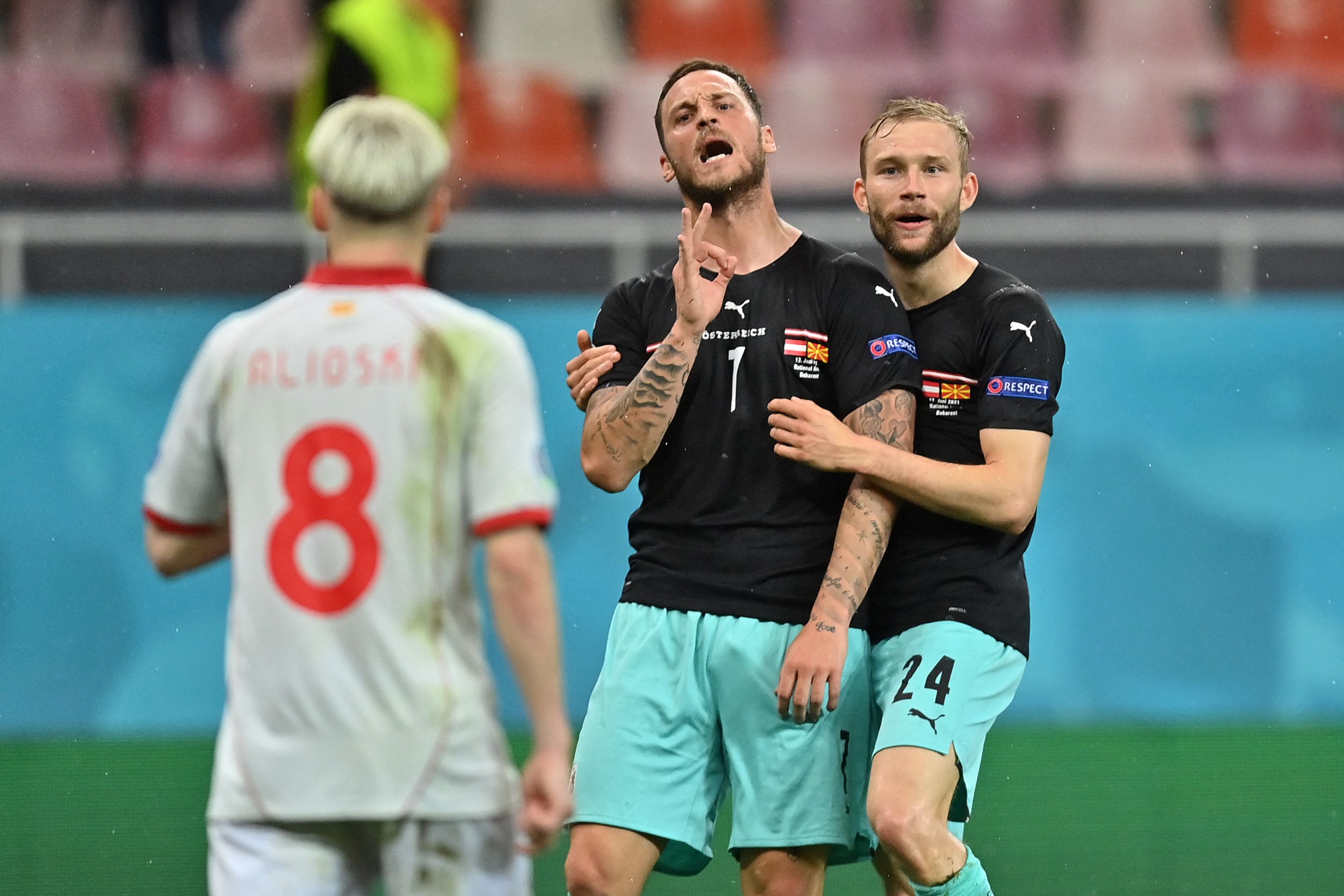 欧足总“轻罚”疑涉及种族歧视的阿瑙托维奇（中），奥地利方面接受停赛1场，图为阿瑙对阵北马其顿的比赛中庆祝进球。（法新社照片）

