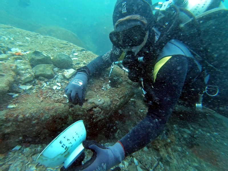 考古团队在水下岩缝中发现的龙泉青瓷残片。（新加坡尤索夫伊萨东南亚研究院提供）
